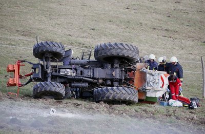 Ein Traktorfahrer ist am Sonntagnachmittag bei einem Unfall im Lichtenauer Ortsteil Merzdorf ums Leben gekommen.