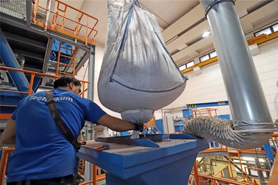 Der Hämatit wird in die Zerkleinerungsmaschine eingefüllt.