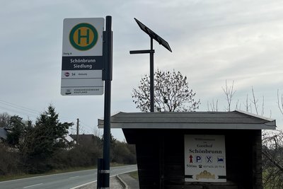 Die Solarlampe an der Bushaltestelle Siedlung Schönbrunn.