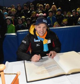 Im Januar hatte sich Nico Ihle bereits ins Goldene Buch der Stadt Chemnitz eingetragen. Jetzt verewigt er sich dort erneut.