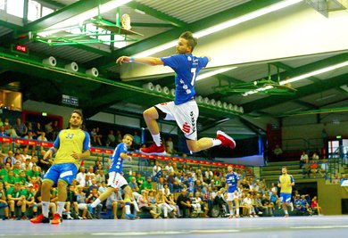 Der Auer Handballer Pascal Ebert wirft auf das Tor.