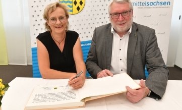 Die Erlauerin Jana Ahnert trug sich ins Goldene Buch ein, hier mit Landrat Matthias Damm.