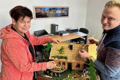 Marina Hädecke (l.) vom Hausmeisterteam der Stadt Schwarzenberg und Kevin Keller, Mitarbeiter im Sachgebiet Kultur und Tourismus der Stadt, bei den letzten Handgriffen vorm Einbau der Innenleben. 