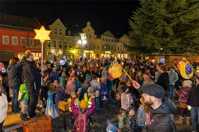 Wie hier im vergangenen Jahr wird am Samstag in Auerbach ein Lampionumzug anlässlich des Martinstags abgehalten.