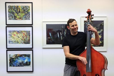Im Projektraum des Chemnitzer Künstlerbundes sind Arbeiten fünf neuer Mitglieder zu sehen. Zur Eröffnung spielte der Bassist Tobias Brunn.