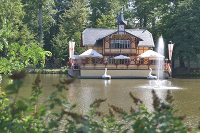 Der Biergarten am „Schwanenschlößchen“ ist im Sommer ein beliebtes Ziel für Freiberger und Gäste. Im Außenbereich befinden sich zahlreiche beschirmte Sitzplätze mit Blick auf den Kreuzteich.