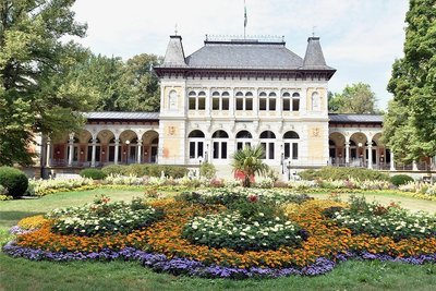Der Kurpark in Bad Elster erfreut Spaziergänger mit den auf die Jahreszeit abgestimmten Bepflanzungen und überrascht außerdem mit einigen botanischen Raritäten. Im Foto: das Blumenrondell vor dem Königlichen Kurhaus.