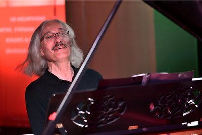Den mit 7500 Euro dotierten Preis der Sächsischen Mozartgesellschaft erhielt in diesem Jahr der Leipziger Pianist, Komponist, Arrangeur und Bandleader Stephan König. Durchaus ungewöhnlich, denn „im Original", so Stephan König, spielt er Mozart nicht.
