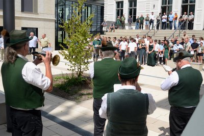 Die Jagdhornbläser Klingenthal spielen einen Tusch auf 62 Forstwirt-Absolventen.