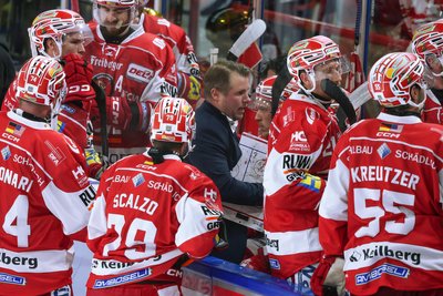 Trainer Jussi Tuores hatte das Team der Eispiraten Crimmitschau am Wochenende gut auf die Gegner aus Krefeld und Kaufbeuren eingestellt.
