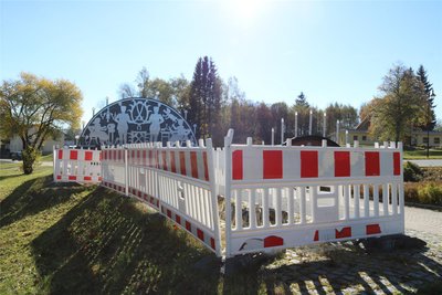Gegenüber des Großschwibbogens in Johanngeorgenstadt stehen eigentlich sechs kleine Häuschen. Doch die sind verschwunden, ihr Standort ist mit einem Bauzaun abgesperrt.