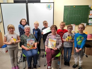 Die Zweitklässler Luise, Liam, Joel, Lucca, Luca, Niklas und Florian (von links)  vom Förderzentrum "Clemens Winkler" in St. Michaelis, Stadtteil von Brand-Erbisdorf, freuten sich, dass Mira Hentschel (l.) und Karla Rudolph von der Ortsgruppe St. Michael der Volkssolidarität ihnen zum bundesweiten Vorlsesetag am Freitag aus Büchern vorlasen.