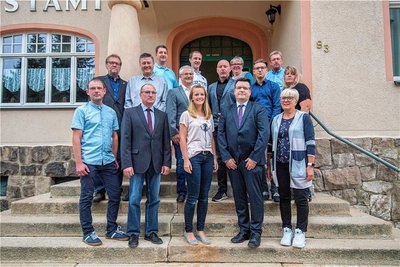 Der Auerbacher Stadtrat mit Ulf Lange (2. Reihe, in der Mitte). Wegen seiner Tätigkeit als Energiemanager in Burkhardtsdorf darf Ulf Lange nicht länger im Gemeinderat seines Dorfes sitzen - sagt die Mehrheit des Gremiums.  Fotos (2): Erz-Foto/Georg Ulrich Dostmann-Archiv