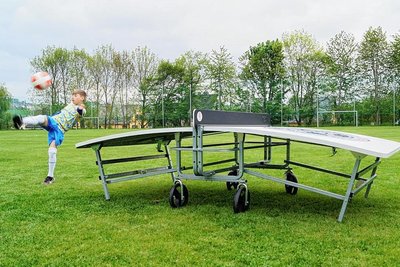 Len Székely (links) und Fritz Hartmann beim Teqball. 
