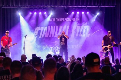 Stainless Steel gilt als eine der bekanntesten Coverbands der Böhsen Onkelz. Zum Konzert am Samstagabend in der Festhalle kamen rund 650 Besucher.