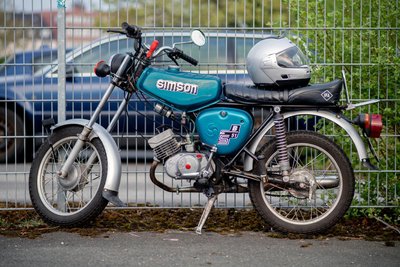 Eine Simson S 51. Mit einem ähnlichen Moped verunglückte am Samstag eine 15-Jährige schwer.
