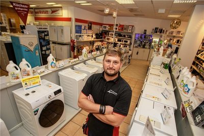 Der Elektroladen im Erdgeschoss der Kolonnaden bietet weiterhin seine Waren an. Geschäftsführer Phillip Große blickt auch in Sachen Mitarbeiter positiv in die Zukunft. Seit wenigen Tagen hat er einen Auszubildenden. 