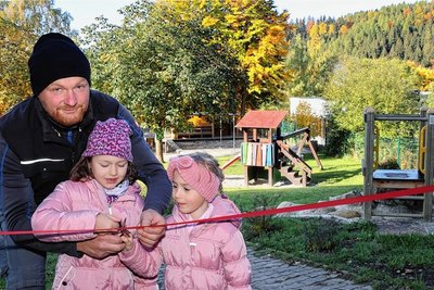 Mit Hilfestellung durch Stefan Wagner von der Baufirma Beyreuther schnitten Leonie und Charlotte das Band durch, mit dem der neugestaltete Spielplatz an der Kita "Friedrich Fröbel" noch abgesperrt war. 