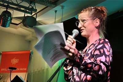 Laudatorin Julia Hemmerling, als freie Journalistin Jazz-Fachfrau für die ARD, lobte den Preisträger als einen Künstler, der den „Weltstrom der Musik" in sich trägt.