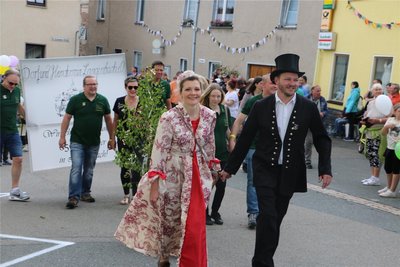 Der Dorf- und Heimatverein Langenbach mit einem schönen Paar.