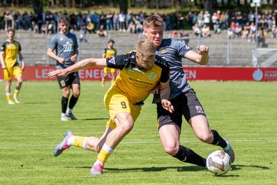 Johann Martynets vom VFC Plauen (links) und Pascal Schardt vom VfB Auerbach (rechts) lieferten sich mit ihren Teams ein spannendes Derby.
