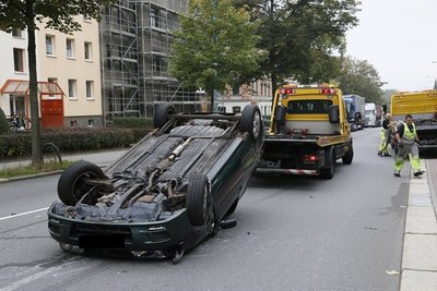 Der Nissan überschlug sich und blieb auf dem Dach liegen.