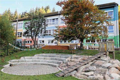 Auch dieses Mini-Amphitheater gehört nun zum Außengelände der Kita, deren Gebäude 1985 eingeweiht worden war.  