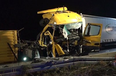 Zerstörte Lastwagen auf der Autobahn 3 bei Weibersbrunn (Landkreis Aschaffenburg, Bayern). Bei dem schweren Unfall, an dem mehrere Lastwagen beteiligt waren, sind zwei Menschen ums Leben gekommen.