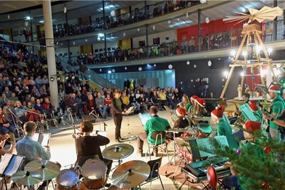 Zum Ende der  traditionellen Weihnachtsrevue spielte die Big Band mit Streichergruppe. 