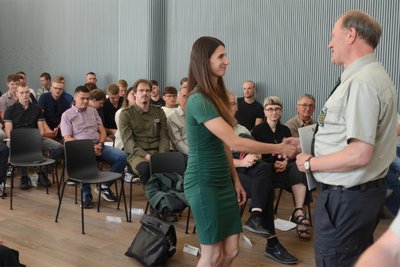 Alexandra Stachowiak ist eine von neun Frauen unter 62 Absolventen, die sich nun Forstwirtin nennen dürfen. Sie absolvierte ihre Ausbildung bei Sachsenforst im Forstbezirk Bärenfels. Sie schaffte einen Notenschnitt von 2,0.