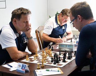 Der Mittweidaer Bernd Grundmann (l.), hier in einer früheren Partie gegen Daniel Bernhardt von der SpG Geringswalde/Hartha, brachte sein Team auf die Siegerstraße. Auch Daniel Bernhardt steuerte in der Bezirksliga-Partie gegen Niederwiesa einen Zähler bei. 