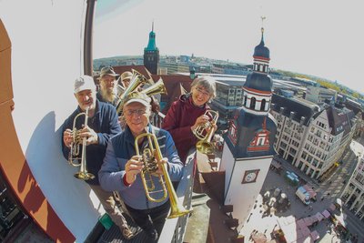 Matthias Huhn, Wolfgang Weidemann, Rolf Otto, Frank Schönfeld und Mechthild Huhn auf dem Turm des Alten Rathauses.