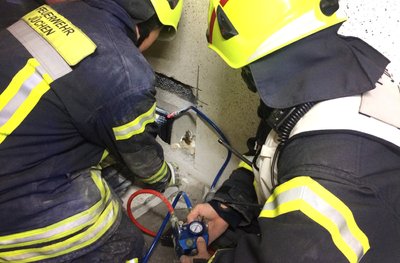 Feuerwehrleute befreiten in Jüchen (Nordrhein-Westfalen) eine eingeklenmmte Katze.