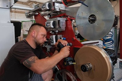 Maschinen- und Anlagenmonteur Alexander Kade bei der Montage einer Runddrahtwickelmaschine. Mit dem Bau solcher Maschinen setzt sich die gute Zusammenarbeit mit dem Trafobau Neumark fort. 