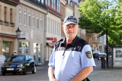 So kennen die Werdauer und Crimmitschauer Andreas Hertzsch. Am 6. Juni vor 25 Jahren hat er sein Ehrenamt bei der Sächsischen Sicherheitswacht begonnen.