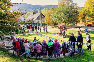 Mit einem kleinen Programm sagten Kinder auf ihre Weise Dankeschön für den neu gestalteten Spielplatz. 