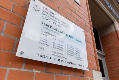 Die Ärztetafel vor der Praxis an der Bebelstraße verspricht mehr, als sie hält: HNO-Ärztin Haubner ging schon im Dezember in Rente, Kollegin Galina Pauli folgt nun. 
