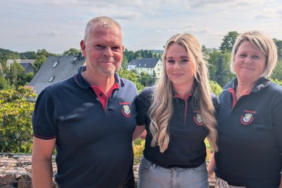 Jens, Emely und Anja Butter (v. l.) engagieren sich leidenschaftlich in der freiwilligen Feuerwehr.