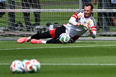 Manuel Neuer hält einen Ball im Training der Nationalmannschaft. 