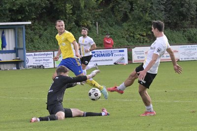 Die entscheidende Szene des Spiels: Der Freiberger Stürmer Lucas Hanitsch (rechts) spitzelt den Ball zum 1:0 am Mülsener Torwart Moritz Tomann vorbei.