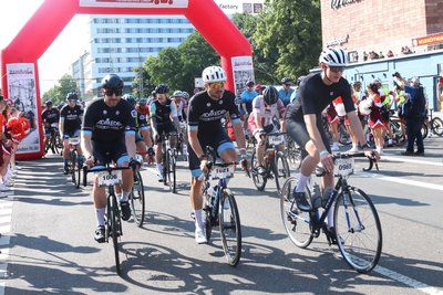 Der Fichtelberg-Radmarathon startete 2025 auf der Chemnitzer Brückenstraße. Foto: Knut Berger