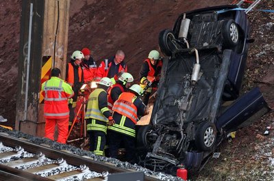 Ein Opel ist am Dienstag an der B180 einen Hang hintergerutscht und landete auf dem Bahngleis.