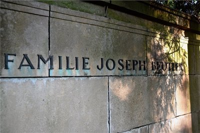 Dank einer Spendenaktion wurden die Buchstaben des Beutler-Grabmals auf dem Jüdischen Friedhof Plauen wiederhergestellt. 
