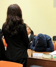 Beate Zschäpe betrachtet ihren Mitangeklagten und Kronzeugen der Anklage, Carsten S.