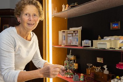 Marlene Schreiter hat für eine Ausstellung im Turmmuseum Geyer zahlreiche Puppenstubenmöbel in Szene gesetzt.