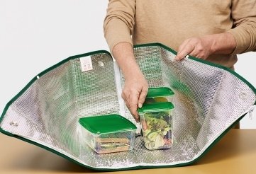 Die Einkaufstasche Zipzipbag ist nicht nur wiederverwertbar, sondern dient auch als Wickelunterlage, Kühltasche und Sonnenschutz.