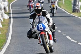 220 Starter heizen über Traditionskurs - Viermal deutscher Meister, WM-Pilot und Grand-Prix-Sieger: Rennsportgrößen wie Martin Wimmer (vorn) kommen gern nach Zschorlau und düsen über die Traditionsstrecke.
