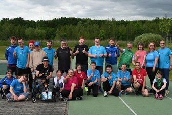23 Chemnitzer auf dem Weg zu den Special Olympics: Eine Gruppe, die mehr gewinnt als Medaillen - Die 23 HSC-Leichtathleten für die Nationalen Spiele im Saarland. Obere Reihe von links: Louis Janich (Trainer), Paul Koleszar, Katrin Wallasch (Trainerin), Peggy Erler, Martin Poth, Udo Bunk, Florian Waitz, Stefan Schönherr, Rico Heilmann, Michael Vey, Kristin Hofmann, Hannah Maprad (Trainerin), Alfred Staindl (Trainer). Untere Reihe von links: Anja Berthold, Colin Arnas, Michaela Sandeck, Frances Kressner, Christine Köpke, Monique Hofmann, Angela Röllig, Kevin Böttger, Mike Beckmann, Uwe Reichelt, Judith Freyer. Es fehlen: Sylvia Heinicke, Andreas Herwig, Nadin Richter (jeweils Athleten) sowie Rachel Zeminske und Kinza Malik (Trainer).