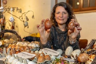 23 Händler präsentieren ihre Unikate in Auerbach beim Kunsthandwerkermarkt - Daniela Ittner aus Adorf hatte in Auerbach Premiere. Sie bot gefräste Ostereier an.