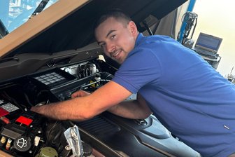 23-jährige Vogtländer ist bester Kfz-Meister seines Jahrgangs - Carsten Schmidt entdeckte seine Leidenschaft für Kraftfahrzeuge schon früh.